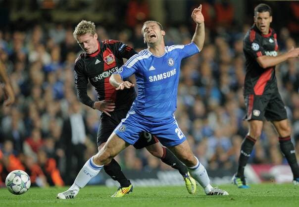 FUSSBALL CHAMPIONS LEAGUE SAISON 2011 2012 13.08.2011 FC Chelsea London - Bayer 04 Leverkusen Andre Schürrle (li, Bayer 04 Leverkusen) gegen Branislav Ivanovic (FC Chelsea) beobachtet von Michael Ballack (re hinten, Bayer 04 Leverkusen) 
