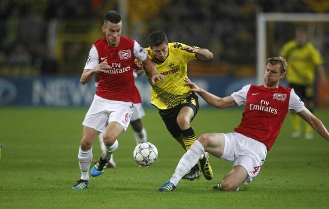 Borussia Dortmund (BVB) - Arsenal FC London, vlnr.: Laurent Koscielny, Robert Lewandowski, Per Mertesacker