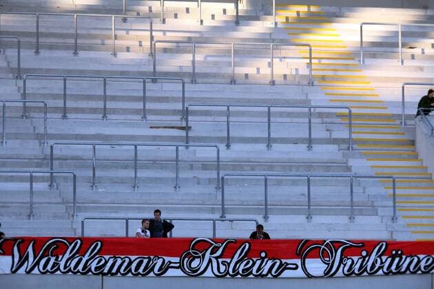 Fußball, Stadiongeschichte Kickers Offenbach Neue Tribüne am Bieberer Berg, Heimspielstätte der Offenbacher Kickers soll wieder Waldemar-Klein-Tribüne heissen o0 sportstätte detail Schriftzug