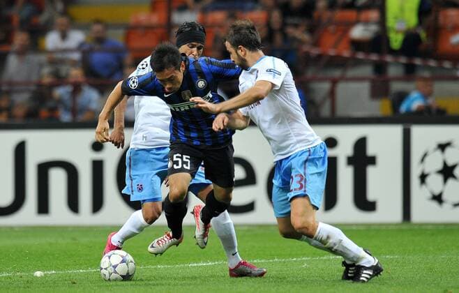 Yuto Nagatomo (Inter) Giray Kacar (Trabzonspor) Milano 14 9 2011 Stadio Giuseppe Meazza Serie A 2011 2012 UEFA Champions League Football Calcio - Inter Mailand Vs Trabzonspor - allexsabba