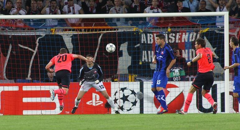 14.09 .2011 Basel , St Jakob Park Fussball UEFA Champions League Gruppernphase FC Basel - Otelul Galati (ROM) 2:1 TOR Fabian Frei zum 1:0 gegen Torwart Branko Grahovac (Galati) 