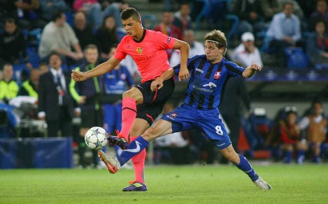 14.09 .2011 Basel , St Jakob Park Fussball UEFA Champions League Gruppernphase FC Basel - Otelul Galati (ROM) 2:1 Granit Xhaka (li, FC Basel) gegen Liviu Antal (Galati) 