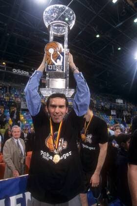 Frankfurt Skyliners sind DBB Pokalsieger 2000 Trainer Stefan Koch mit dem Pokal Pokalsieger Sieg Siegerehrung Pokal Trophäe Objekt Jubel Freude