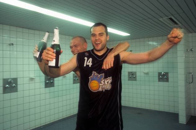 Frankfurt Skyliners sind DBB Pokalsieger 2000 Niklas Lütcke (vorn) und Robin Grey Pokalsieger Sieg Sieger Jubel Freude Feier Pokalfeier Kabinenfeier Bier Alkohol