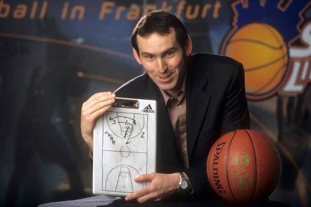 Frankfurt Skyliners sind DBB Pokalsieger 2000 Trainer Stefan Koch mit der Taktik zum Sieg Pokalsieger Sieg Taktiktafel Taktikbrett Taktikboard Board Brett Tafel