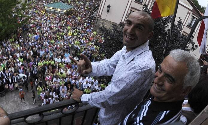 14.09.2011 Vuelta a Espana Winner Juan Jose Cobo Celebrates his win in his home town of Cabezon de la Sal in Spain. xJomax  ActionPlus11208576 Content restricted for UK based newspaper