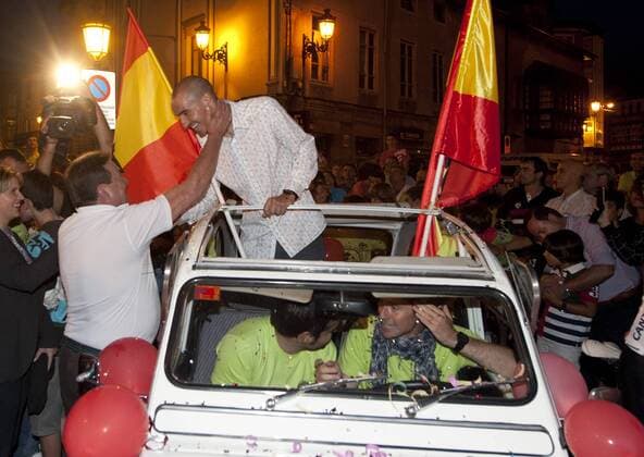 14.09.2011 Vuelta a Espana Winner Juan Jose Cobo Celebrates his win in his home town of Cabezon de la Sal in Spain. xJomax  ActionPlus11208578 Content restricted for UK based newspaper