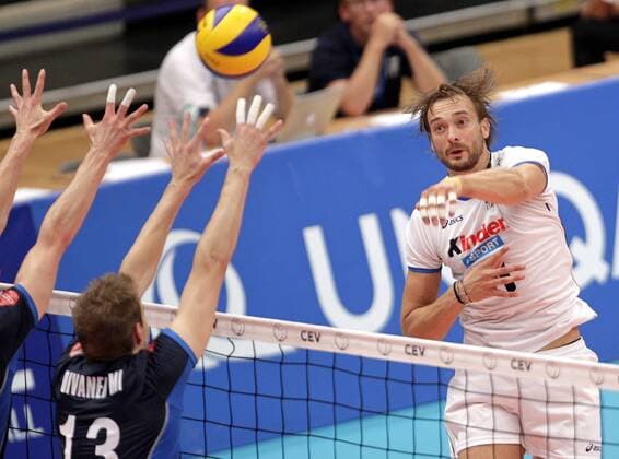 VOLLEYBALL - Euro Volley 2011, ITA vs FIN WIEN,AUSTRIA,15.SEP.11 - DIVERS, VOLLEYBALL - CEV EuroVolley, Europameisterschaft 2011, Länderspiel, Italien vs Finnland. Bild zeigt Mikko Oivanen (FIN) und Michal Lasko (ITA). 