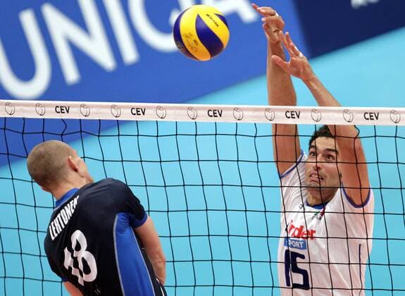 VOLLEYBALL - Euro Volley 2011, ITA vs FIN WIEN,AUSTRIA,15.SEP.11 - DIVERS, VOLLEYBALL - CEV EuroVolley, Europameisterschaft 2011, Länderspiel, Italien vs Finnland. Bild zeigt Jukka Lehtonen (FIN) und Emanuele Birarelli (ITA). 