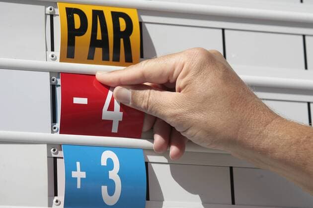 15 September 2011: A Scorekeeper adds minus score to a player s total during the first round of the 2011 BMW Championship at Cog Hill Golf Club in Lemont, Illinois. PGA Golf Herren Golf: Sep 15 BMW First Round Icon518110915015 o0 Scoreboard Leaderboard Anzeigetafel Anzeige Tafel Schriftzug Par unter über -4 +3 große Differenz EDITORIAL USE ONLY