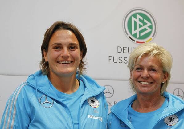 Nadine ANGERER (Torhüterin GER, li.) wurde auf der PK als neue Spielführerin vorgestellt von Silvia NEID (Trainerin GER) Fussball Frauen, Nationalmannschaft, Pressekonferenz vor dem EM-Qualifikationsspiel Deutschland - Schweiz, 16.09.2011