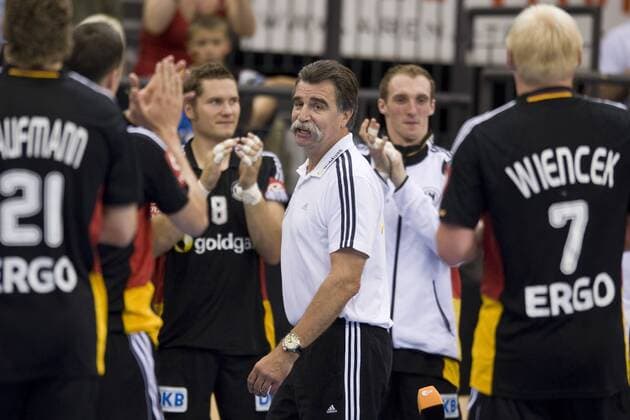 Bundestrainer Heiner BRAND (GER, Mi.) wird bei der letzten Auszeit noch einmal von seinen Spielern gefeiert, beklatscht; Freude, Jubel, Respekt (respect), Anerkennung zollen, Geste, Gestik; Halbfigur, halbe Figur; Handball EM-Qualifikationsspiel Deutschland (GER) - Lettland (LAT) 32:22, am 12.06.2011 in Trier Deutschland