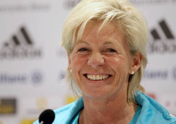 Silvia Neid (GER) lacht in der Pressekonferenz EM Qualifikation Deutschland vs. Schweiz (Frauen)
