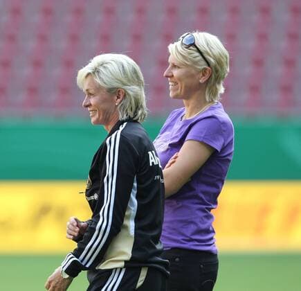 v.l. Silvia Neid (GER) und Teammanagerin Doris Fitschen freuen sich über eine gelungene Aktion während des Trainings EM Qualifikation Deutschland vs. Schweiz (Frauen)