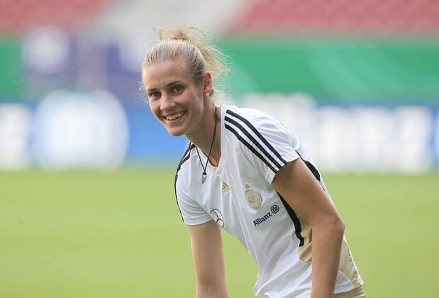 Simone Laudehr (GER) lächelt EM Qualifikation Deutschland vs. Schweiz (Frauen)