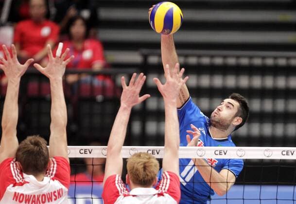VOLLEYBALL - Euro Volley 2011, ITA vs POL WIEN,AUSTRIA,17.SEP.11 - DIVERS, VOLLEYBALL - CEV EuroVolley, Europameisterschaft 2011, Länderspiel, Halbfinale, Italien vs Polen. Bild zeigt Piotr Nowakowski, Jakub Jarosz (POL) und Cristian Savani (ITA). 