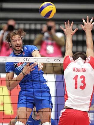 VOLLEYBALL - Euro Volley 2011, ITA vs POL WIEN,AUSTRIA,17.SEP.11 - DIVERS, VOLLEYBALL - CEV EuroVolley, Europameisterschaft 2011, Länderspiel, Halbfinale, Italien vs Polen. Bild zeigt Michal Lasko (ITA) und Michal Kubiak (POL). 