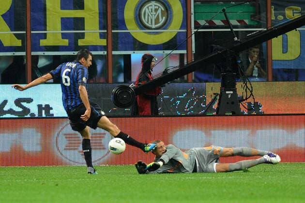 Inter Mailand - AS Rom: Maarten Stekelenburg bleibt nach dem Tritt von Lucio verletzt und bewußtlos liegen  Tritt KO bewußtlos Bewußtlosigkeit Ohnmacht Ohnmächtigkeit Kopfverletzung Kampf Härte Duell