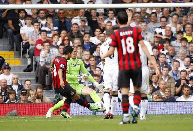 Sergio Kun Agüero of Manchester City scores his side s first goal during the Premier League match between Fulham FC and Manchester City at Craven Cottage, London, England - EDITORIAL USE ONLY. No use with unauthorised audio, video, data, fixture lists, club league logos or live services. Online in-match use limited to 120 images, no video emulation. No use in betting, games or single club league player publications.