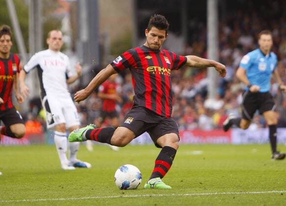 Sergio Kun Agüero of Manchester City scores his side s second goal during the Premier League match between Fulham and Manchester City at Craven Cottage, London, England, on September 18, 2011 - Fulham FC - Manchester City - EDITORIAL USE ONLY. No use with unauthorised audio, video, data, fixture lists, club league logos or live services. Online in-match use limited to 120 images, no video emulation. No use in betting, games or single club league player publications.