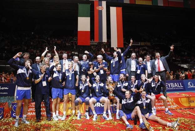 VOLLEYBALL - Euro Volley 2011 WIEN, 18.SEP.11 - DIVERS, VOLLEYBALL - CEV EuroVolley, Europameisterschaft 2011, Länderspiel, Finale, Siegerehrung. Bild zeigt den Jubel von Europameister Serbien. Keywords: Medaille, Pokal.  o0 Mannschaftsfoto Siegerfoto Totale Sieg Siegerehrung Feier Pokal Trophäe