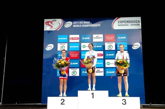 2011, World Championships Junior women cronometro, 2011, (L-R) Elinor Barker (GBR), champion Jessica Allen (Australia), Mieke Kröger (GER), Copenaghen  o0 Siegerehrung Sieg, Sieger Weltmeister