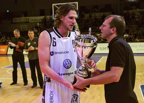 Pokalübergabe für den 4. Platz beim Niedersachsen-Cup an Nils MITTMANN(New Yorker Phantoms Braunschweig) (L) beim Niedersachsen-Cup im Spiel EWE Baskets Oldenburg vs. Phantoms Braunschweig am 18.09.2011 Saison 2011 2012