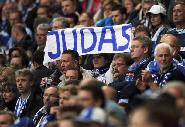 FC SCHALKE 04 - FC BAYERN MÜNCHEN 0-2 Schalker Fan mit einem Torhüter Manuel Neuer (FC Bayern München) Transparent Judas