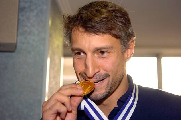 19.09.2011, Belgrade - Celebration of Serbia Eurovolley champions title in men s volleyball at Belgrade airport Ivan Miljkovic :  o0 Sieg Medaille Gold Porträt
