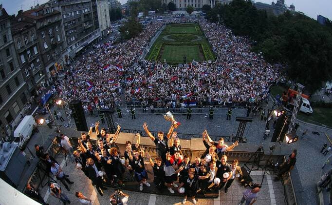 19.09.2011, Belgrade - Celebration of Serbia Eurovolley champions title in men s volleyball in front of city assembly Serbian golden volleyball players on the teressa with Serbia fans behind :  o0 Sieg Rathaus Balkon Vogelperspektive Fans Masse Totale