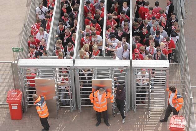 Leverkusen 1.FC Köln Einlasskontrolle Kölner Fans eingepfercht vor den Toren der BayArena o0 Kontrolle, Eingangskontrolle, Einlasskontrolle, Eingang, Eingangsbereich, Einlass, Einlassbereich