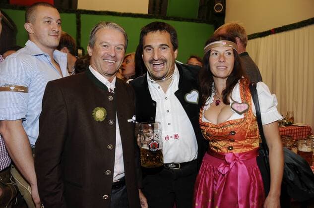 München Oktoberfest BMW Schützenzelt Michael Rahe (BMW), Georg Hackl und Ehefrau Gisela o0 Rodeln Partnerin Frau Familie privat
