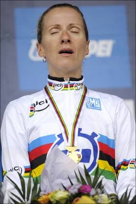 Zeitfahrweltmeisterin Judith Arndt (GER) Cyclisme : WM im Zeitfahren - 20.09.2011 - PhotoNews Panoramic  o0 Weltmeister Siegerehrung sieg gold Medaille, Goldmedaille