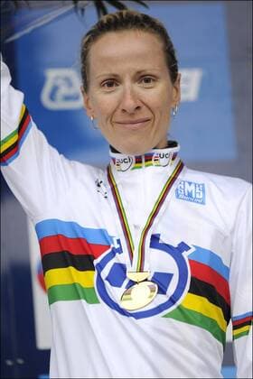 Zeitfahrweltmeisterin Judith Arndt (GER) Cyclisme : WM Zeitfahren - 20.09.2011 - PhotoNews Panoramic  o0 sieg Weltmeister Siegerehrung gold Medaille Goldmedaille Objekte