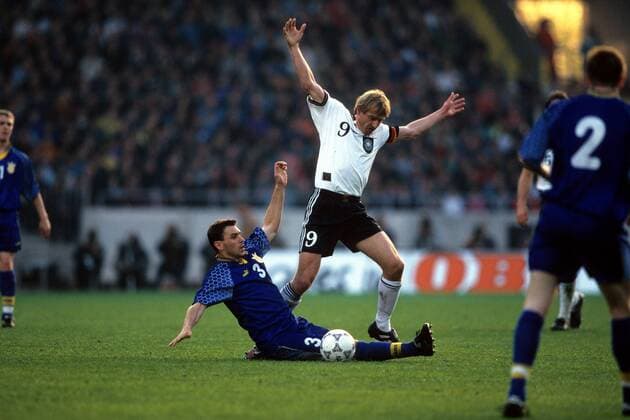 30.04.1997, Bremen - WM Qualifikation 1997 - Deutschland vs Ukraine 2:0 - Jürgen Klinsmann (GER) gegen Serhij Beschenar (UKR) Herren Nationalteam Länderspiel WM Quali 1997