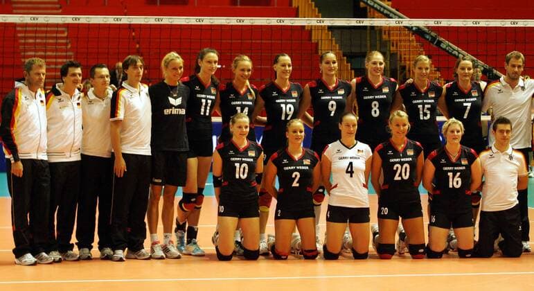 24.09.2011 Belgrade, Germany. CEV European women s volleyball championship Pool A Germany women s volleyball team from left to right up:Nikolaus Streich,Giovanni Guidetti(head coach),Matthias Willnat, , ,Christiane Fürst,Margareta Anna Kozuch,Regina Burchardt,Corina Ssuschke-Voigt,Berit Kauffeldt,Maren Brinker,Angelina Grün,Felix Koslowski( assistant coach) , Matthias Willnat and Cornelia Herkner Physio Down:Anne Matthes,Kathleen Weiss,Kerstin Tzscherlich,Mareen Apitz and Lisa Thomsen :