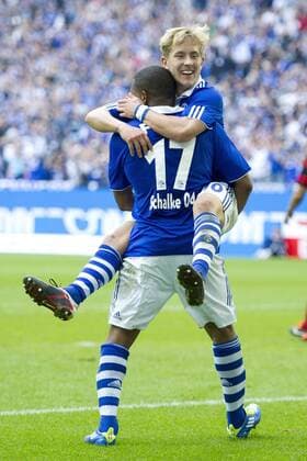 Torschütze Lewis HOLTBY (re.) jubelt mit Jefferson FARFAN (beide GE) über das Tor zum 3:1 für Schalke, Jubel, jubeln, Freude, cheers, Torjubel, ganze Figur, Hochformat, Fussball 1. Bundesliga, Spieltag 7, FC Schalke 04 (GE) - SC Freiburg (FR) 4:2, am 24.09.2011 in Gelsenkirchen Deutschland