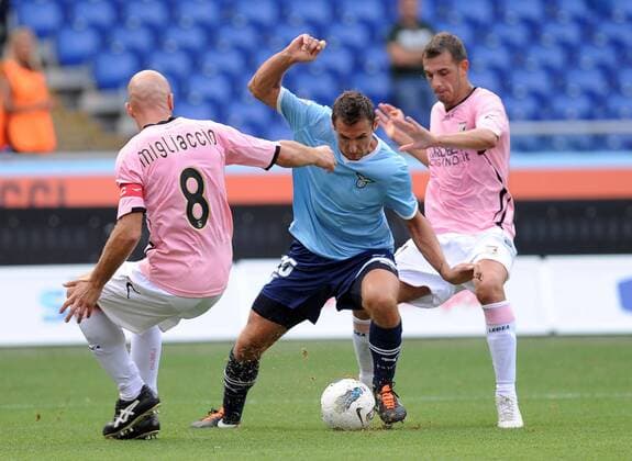 miroslav klose tra due avversari(lazio) Roma 25-09-2011 Stadio Olimpico Calcio Football Serie A 2011-2012 Lazio Palermo massimoxoliva