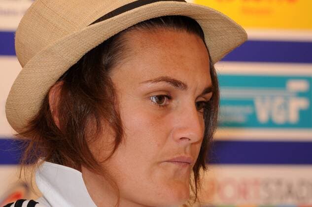 2011 2012, Pressekonferenz im Relaxa Hotel Frankfurt - 1. FFC Frankfurt in der UEFA Women s Champions League (UWCL) - Portrait Nadine Angerer (FFC Frankfurt) mit Hut, nachdenklich