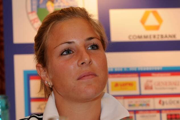 2011 2012, Pressekonferenz im Relaxa Hotel Frankfurt - 1. FFC Frankfurt in der UEFA Women s Champions League (UWCL) - Portrait Svenja Huth (FFC Frankfurt) selbsbewußt