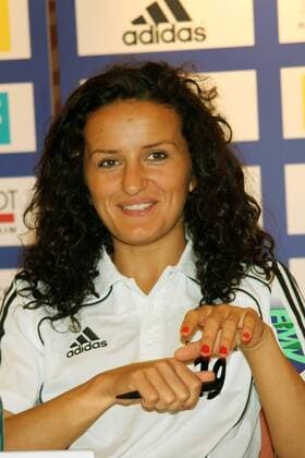 2011 2012, Pressekonferenz im Relaxa Hotel Frankfurt - 1. FFC Frankfurt in der UEFA Women s Champions League (UWCL) - Portrait Fatmire Bajramaj (FFC Frankfurt) gut gelaunt