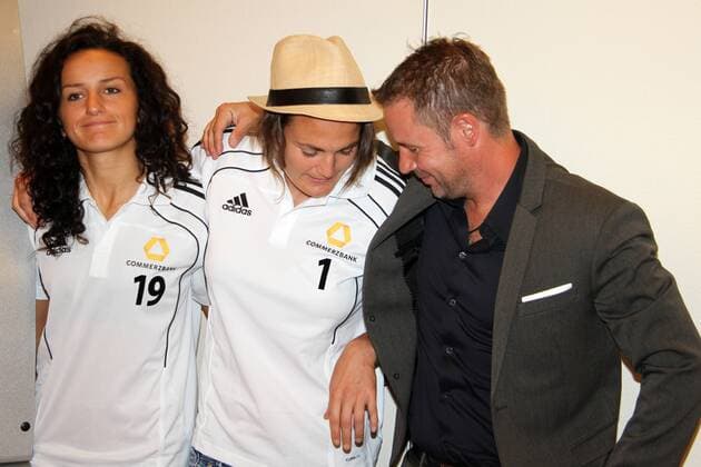2011 2012, Pressekonferenz im Relaxa Hotel Frankfurt - 1. FFC Frankfurt in der UEFA Women s Champions League (UWCL) - Fatmire Bajramaj, Nadine Angerer und Trainer Sven Kahlert (FFC Frankfurt)