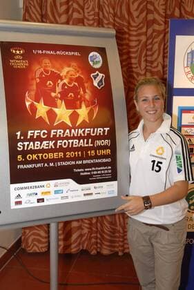2011 2012, Pressekonferenz im Relaxa Hotel Frankfurt - 1. FFC Frankfurt vs. Stabaek FK in der UEFA Women s Champions League (UWCL) - Einzelbild, gut gelaunt Svenja Huth (FFC Frankfurt)