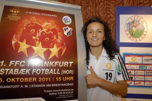 2011 2012, Pressekonferenz im Relaxa Hotel Frankfurt - 1. FFC Frankfurt vs. Stabaek FK in der UEFA Women s Champions League (UWCL) - Einzelbild Fatmire Bajramaj (FFC Frankfurt) gut gelaunt