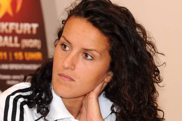2011 2012, Pressekonferenz im Relaxa Hotel Frankfurt - 1. FFC Frankfurt in der UEFA Women s Champions League (UWCL) - Portrait Fatmire Bajramaj (FFC Frankfurt) nachdenklich