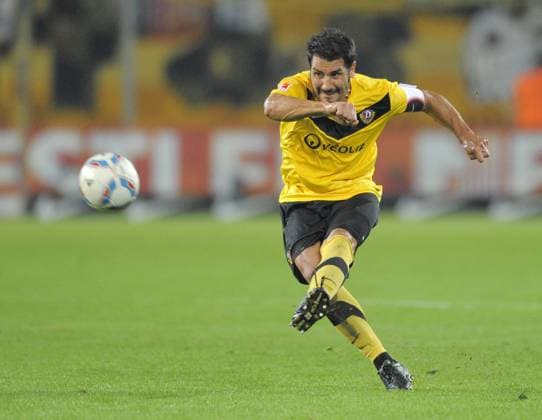 Fussball, 2. Bundesliga, Saison 2011 12, SG Dynamo Dresden - Eintracht Frankfurt, Montag (26.09.11), Glücksgas Stadion, Dresden. Dresdens Cristian Fiel am Ball.