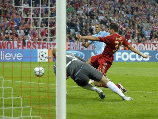 27.09.2011, Fussball UEFA-Champions-League, Vorrunde 2.Spieltag: FC Bayern München - Manchester City, in der Münchner Allianz-Arena. Torschuss zum 1:0 durch Mario Gomez (re, München), gegen Torwart Joe Hart (Manchester City).