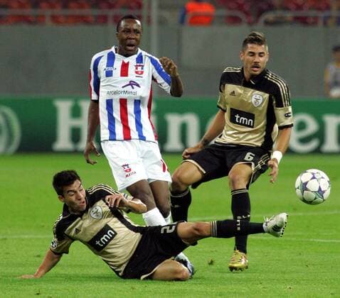 27.09.2011 Bucharest(Romania) FC Otelul Galati-SL Benfica Champions League Group C men s football Nicolas Gaitan(L) with Javi Garcia(r) SL Benfica stoped John Ibeh(c) FC Otelul Galati : 