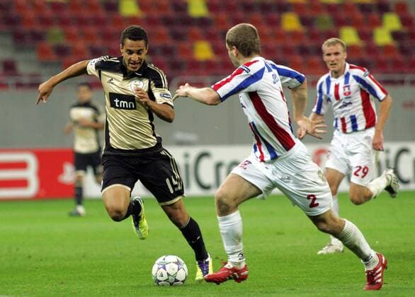 27.09.2011 Bucharest(Romania) FC Otelul Galati-SL Benfica Champions League Group C men s football Rodrigo(L) SL Benfica and Nejc Skubic(r) FC Otelul Galati : 
