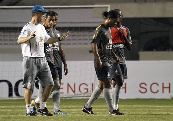 Ronaldinho (C-R), Coach Mano Menezes (L) - Training in Belem  RL004